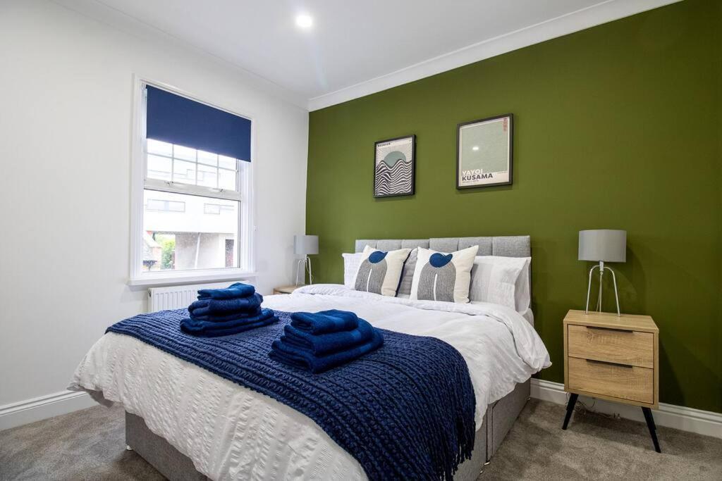 Spacious 3 Bed 3 Bath Aldgate *