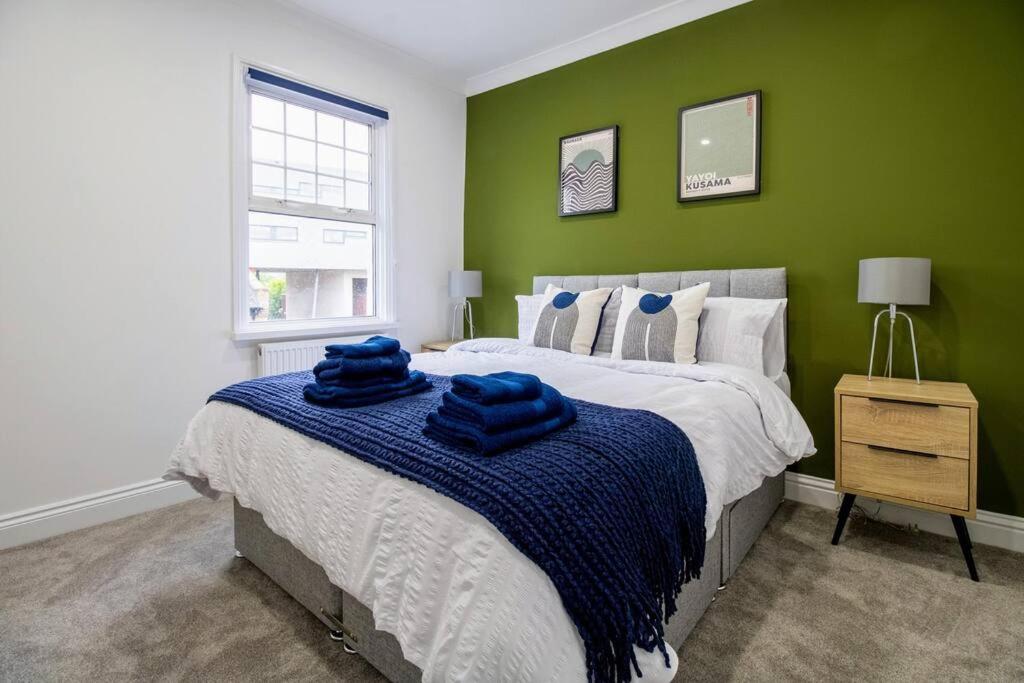 Spacious 3 Bed 3 Bath Aldgate Apartment