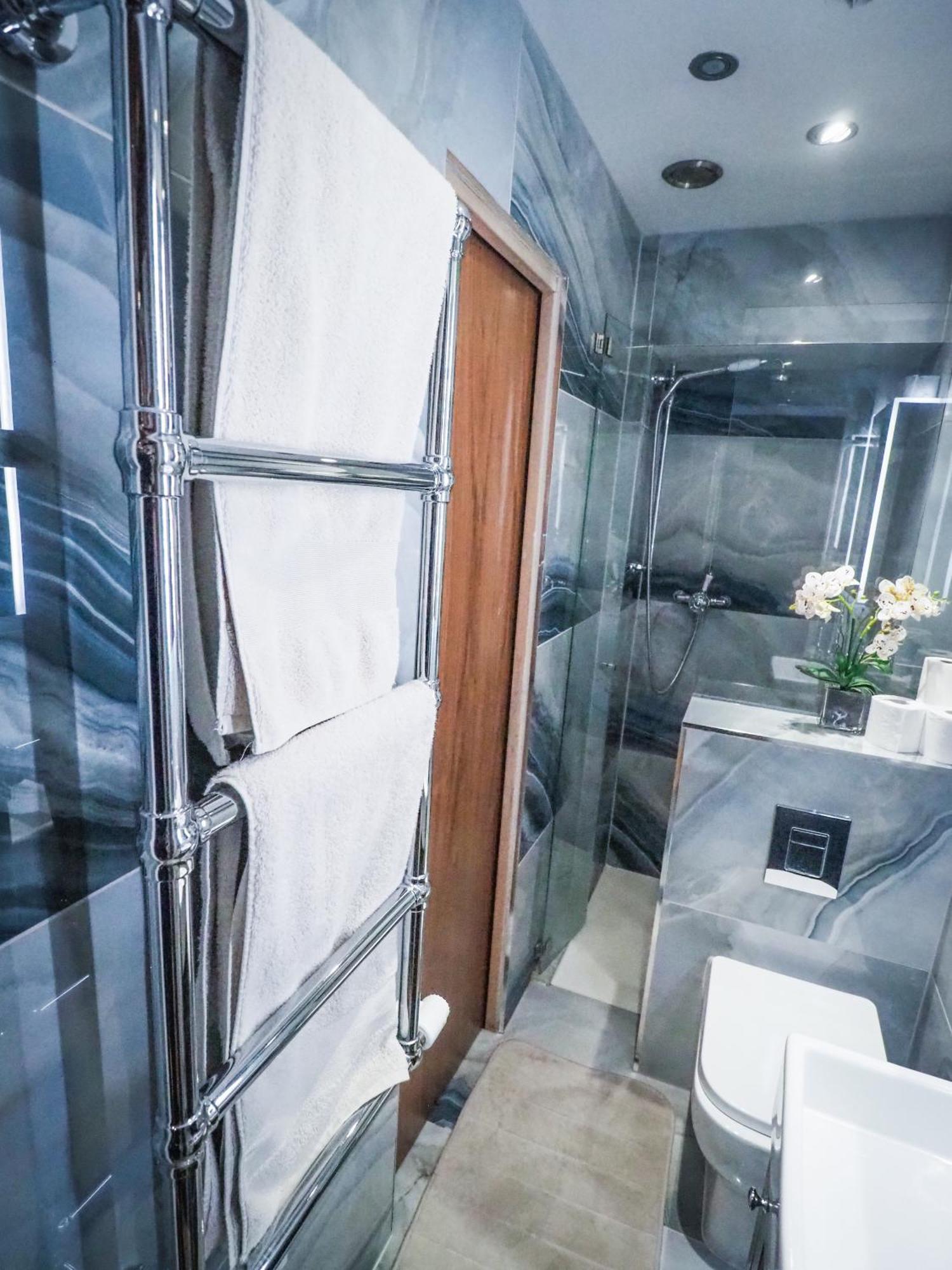 Fascinating Flat In Westminster