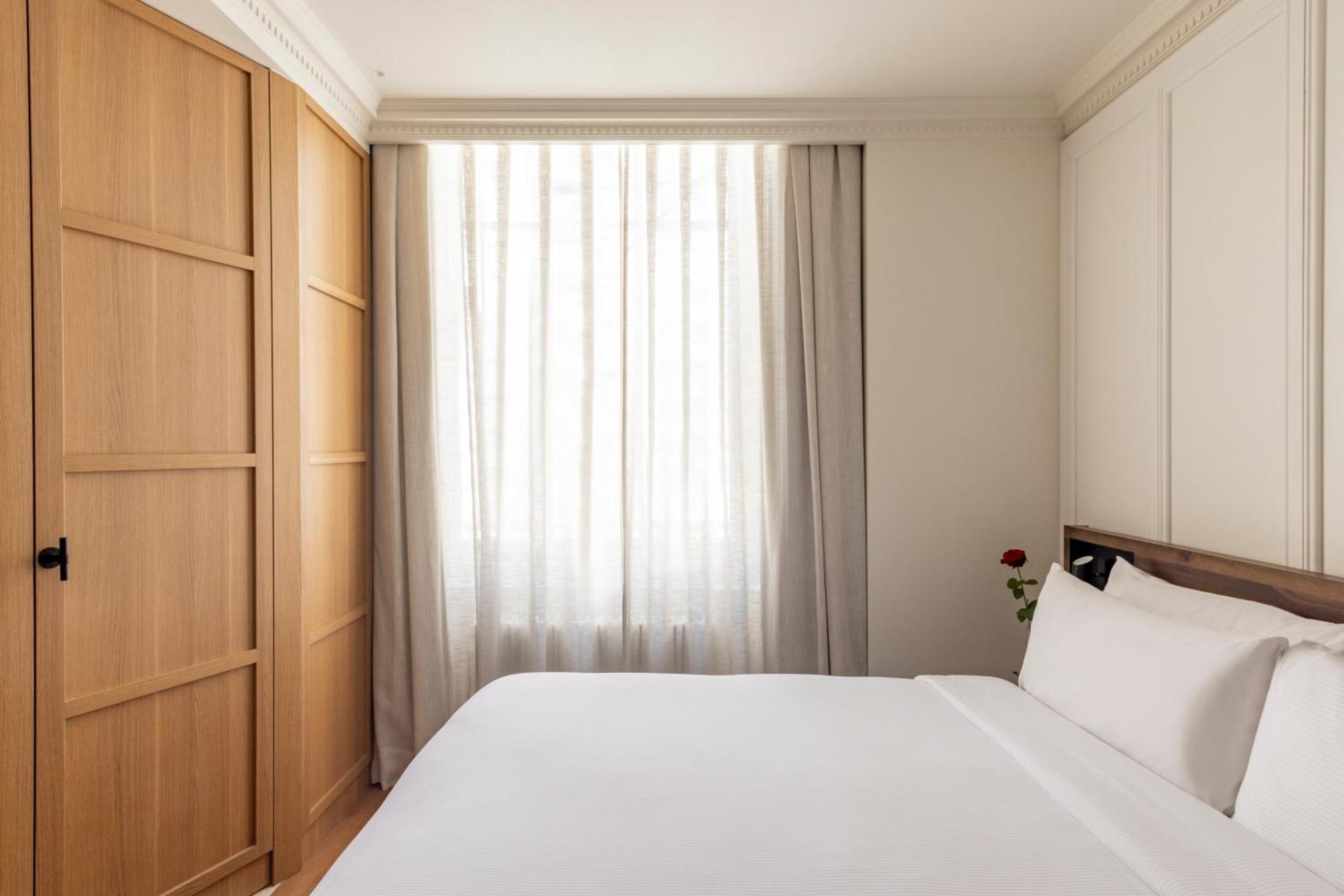 Hotel The Caesar London