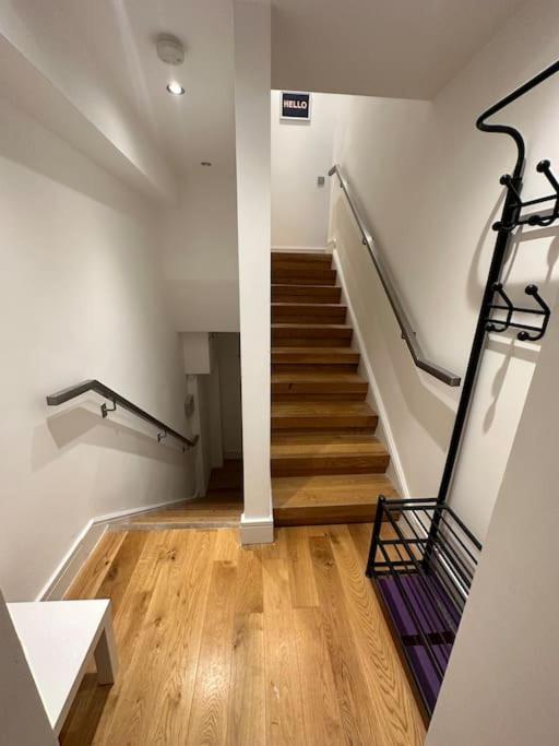 Putney , Modern-flawless !