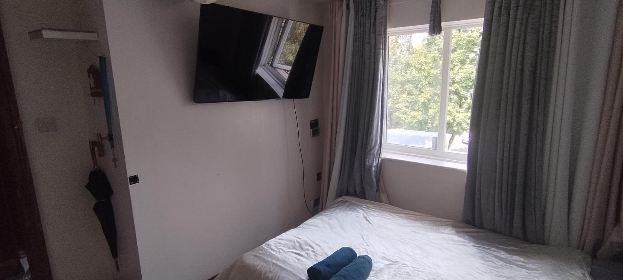 Airport, Excel, Univ Of East London, O2 Homestay *