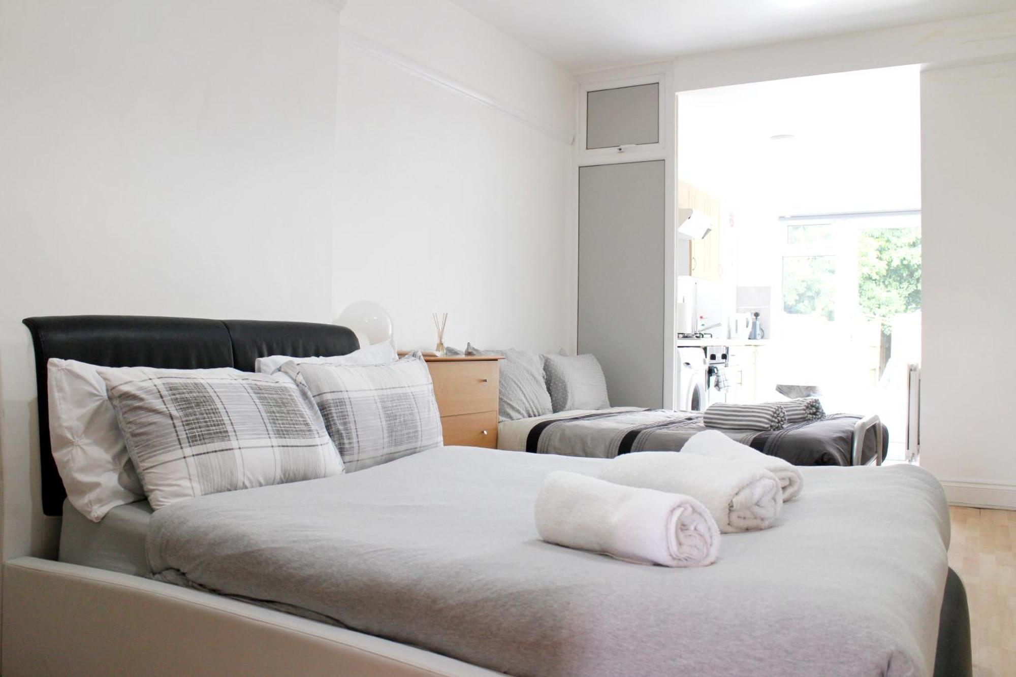 Apartment Large Garden Flat On Golders Road *