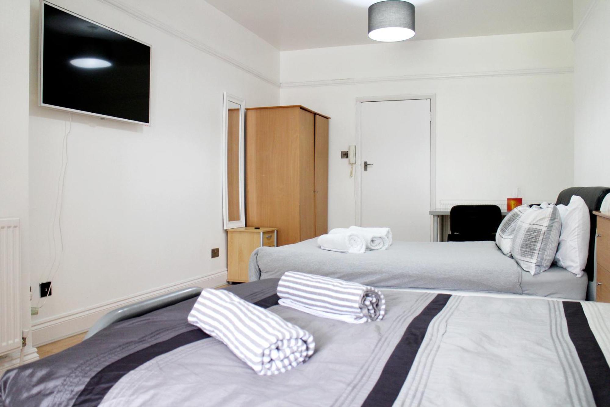 Large Garden Flat On Golders Road Apartment *