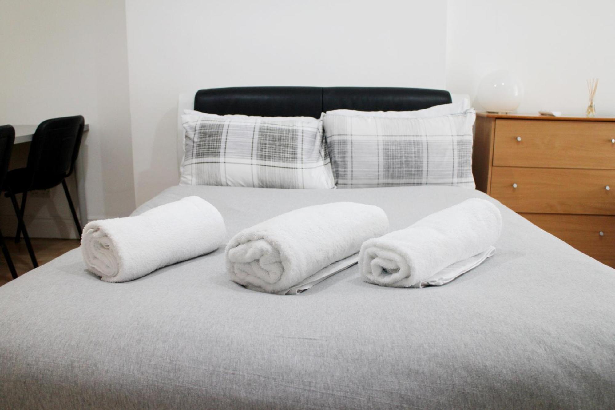 Large Garden Flat On Golders Road Apartment *