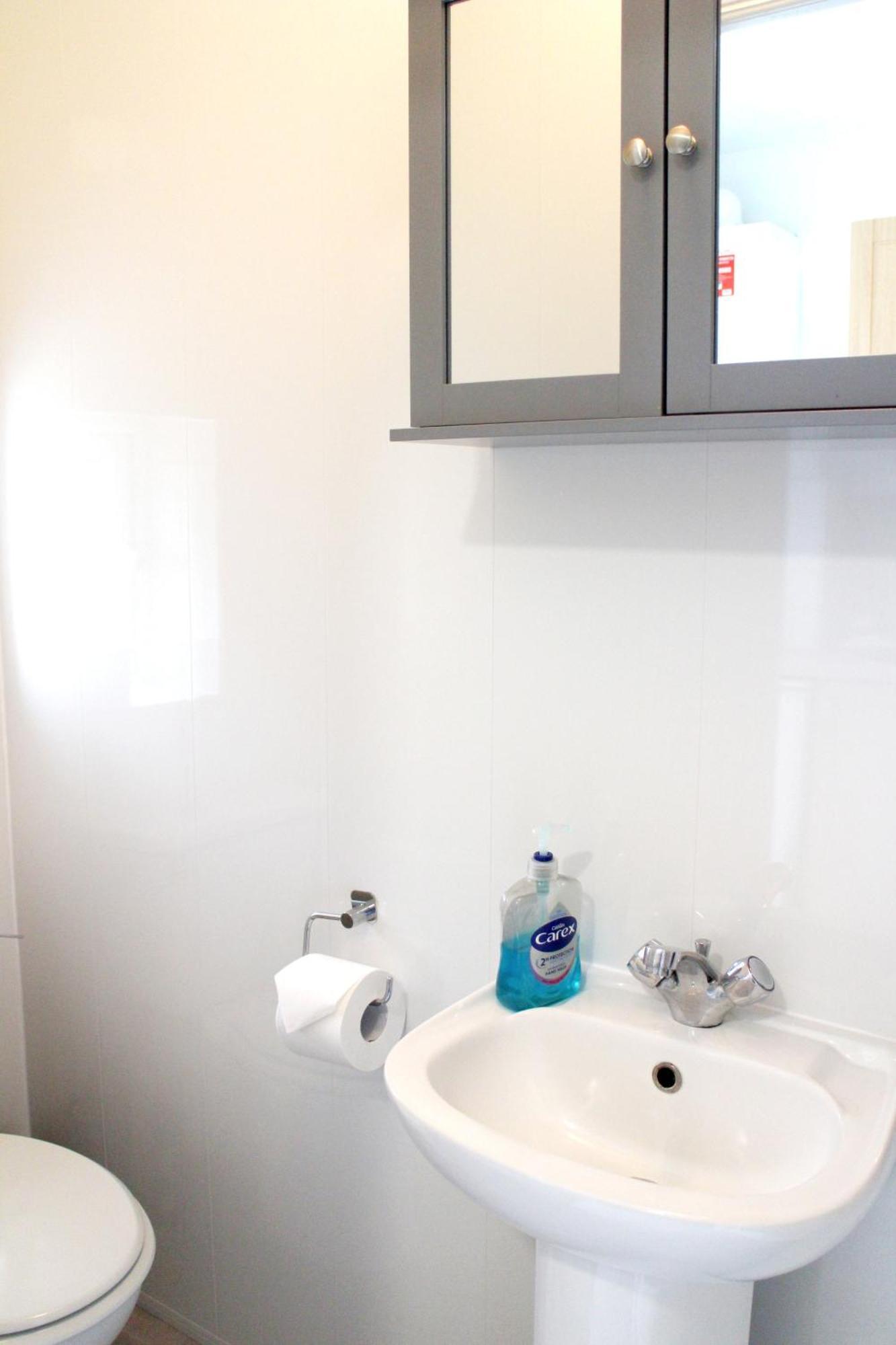 Large Garden Flat On Golders Road Apartment