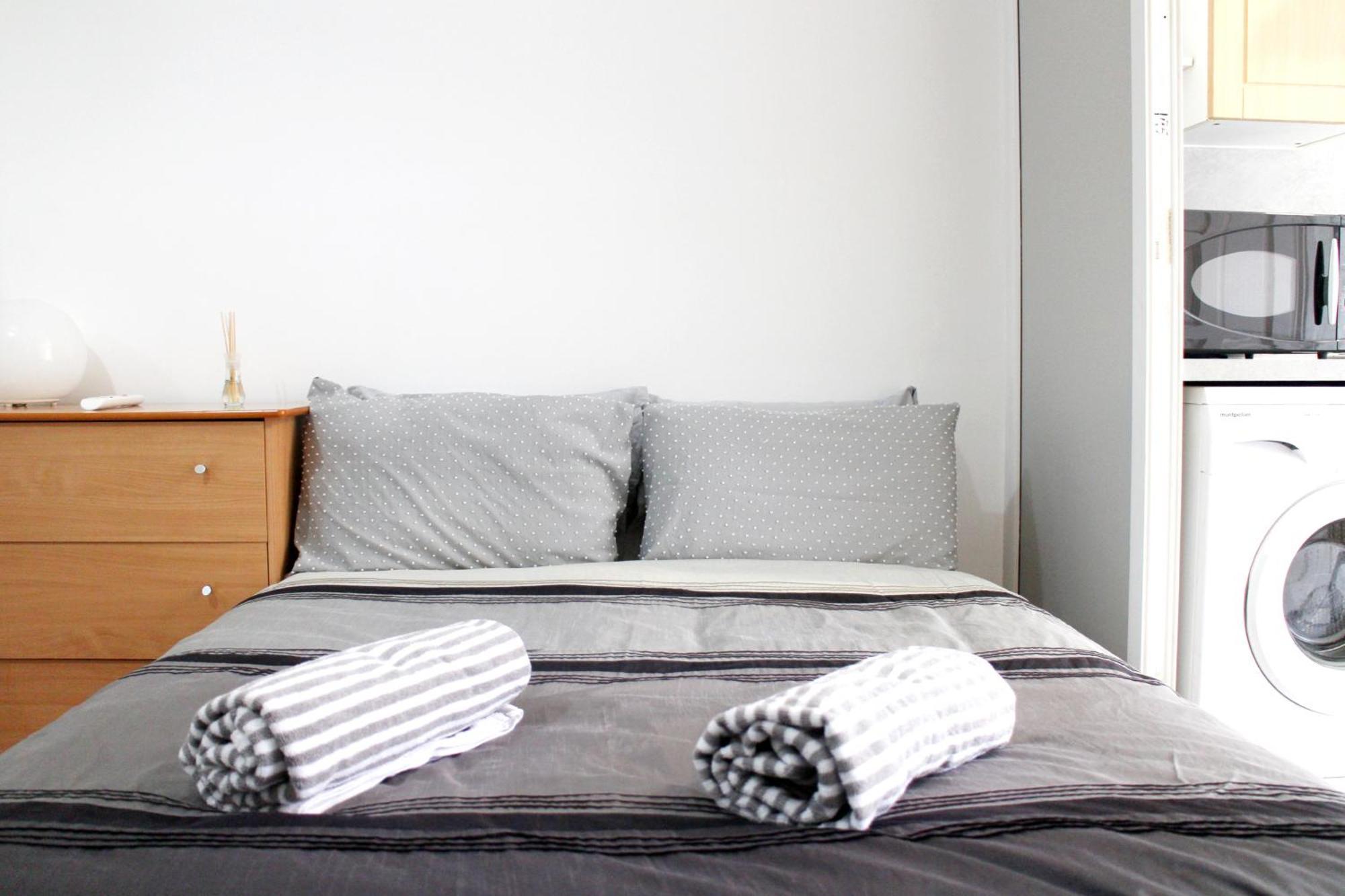 Large Garden Flat On Golders Road Apartment London