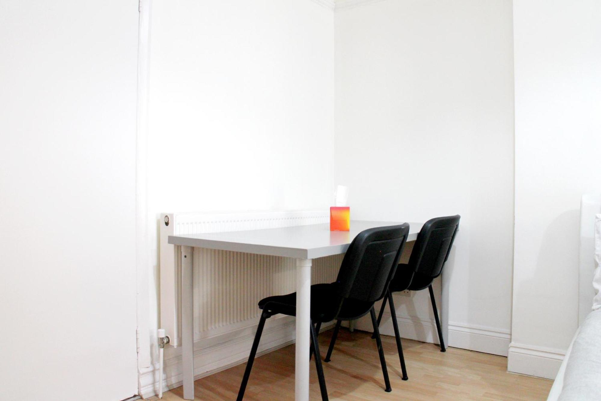 Apartment Large Garden Flat On Golders Road London