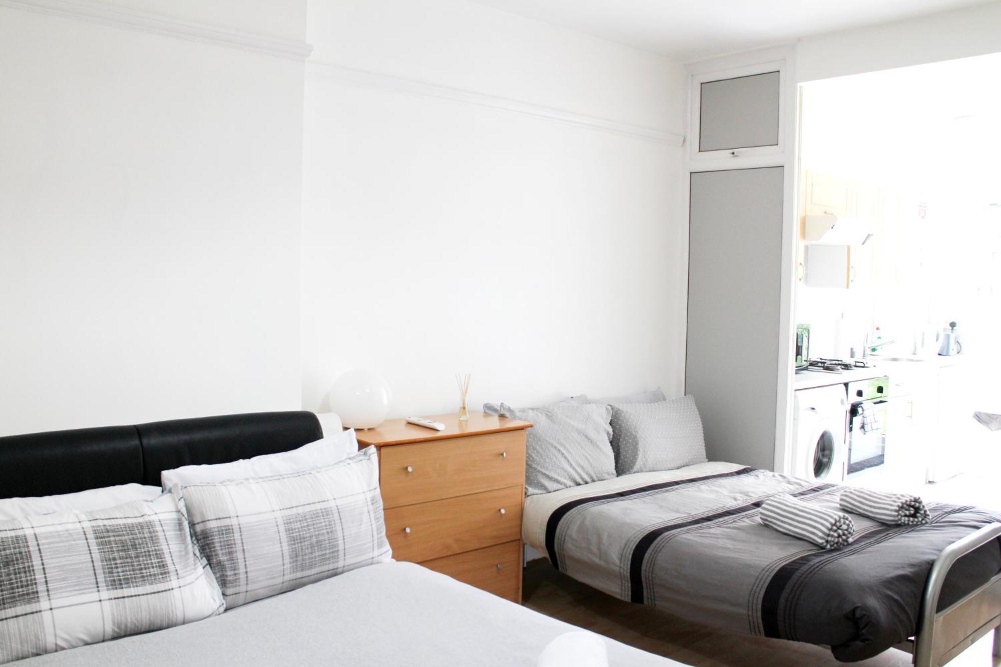 Large Garden Flat On Golders Road Apartment *