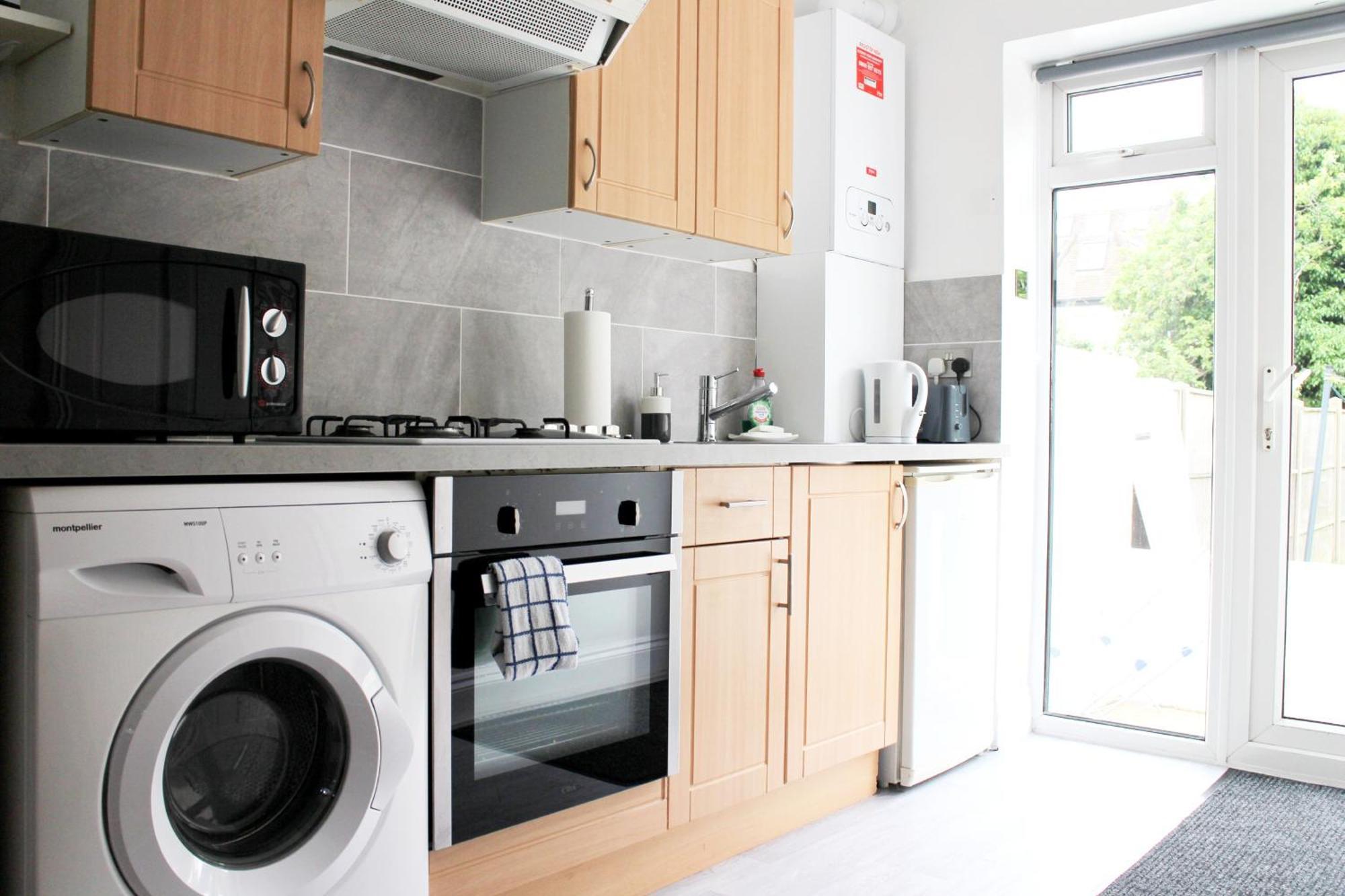 Large Garden Flat On Golders Road Apartment *