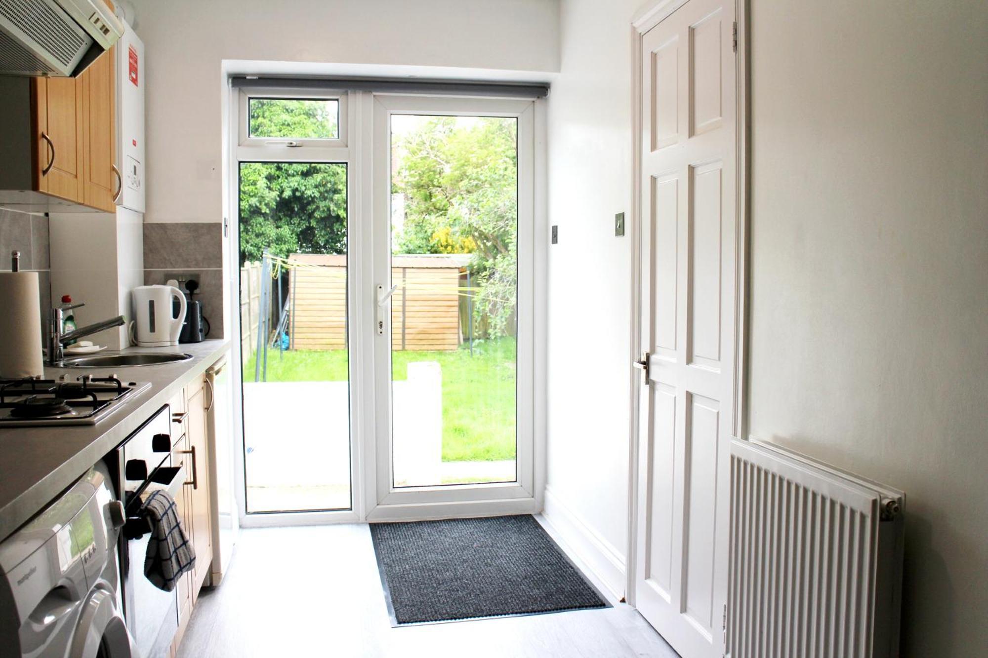 Large Garden Flat On Golders Road London