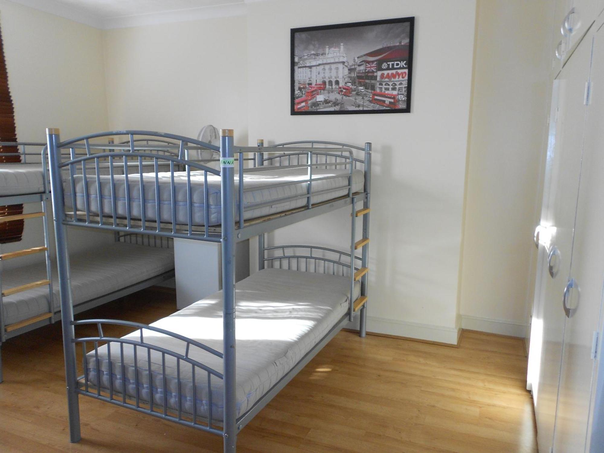 Hostal 24/7 *