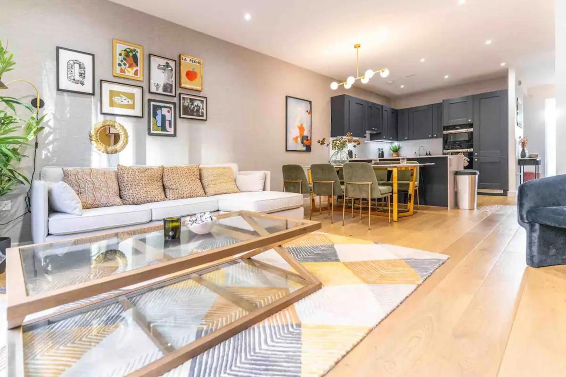 Oasis - Spacious 4 Bedroom House Holiday home London