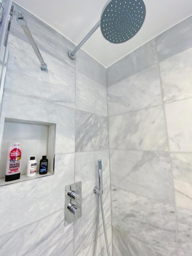 Boutique Style With Kitchen, Huge Shower, King Bed Apartment