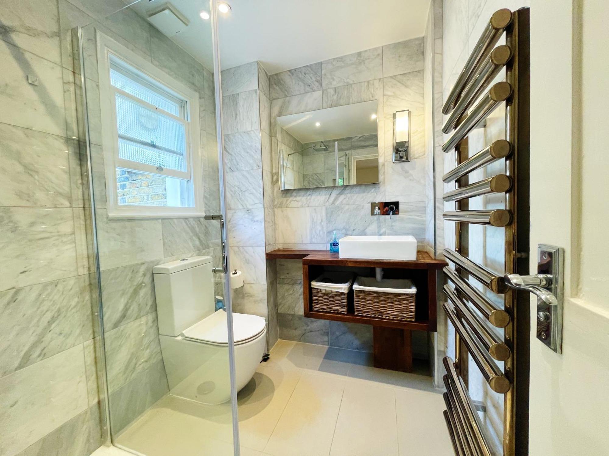 Apartment Boutique Style With Kitchen, Huge Shower, King Bed *
