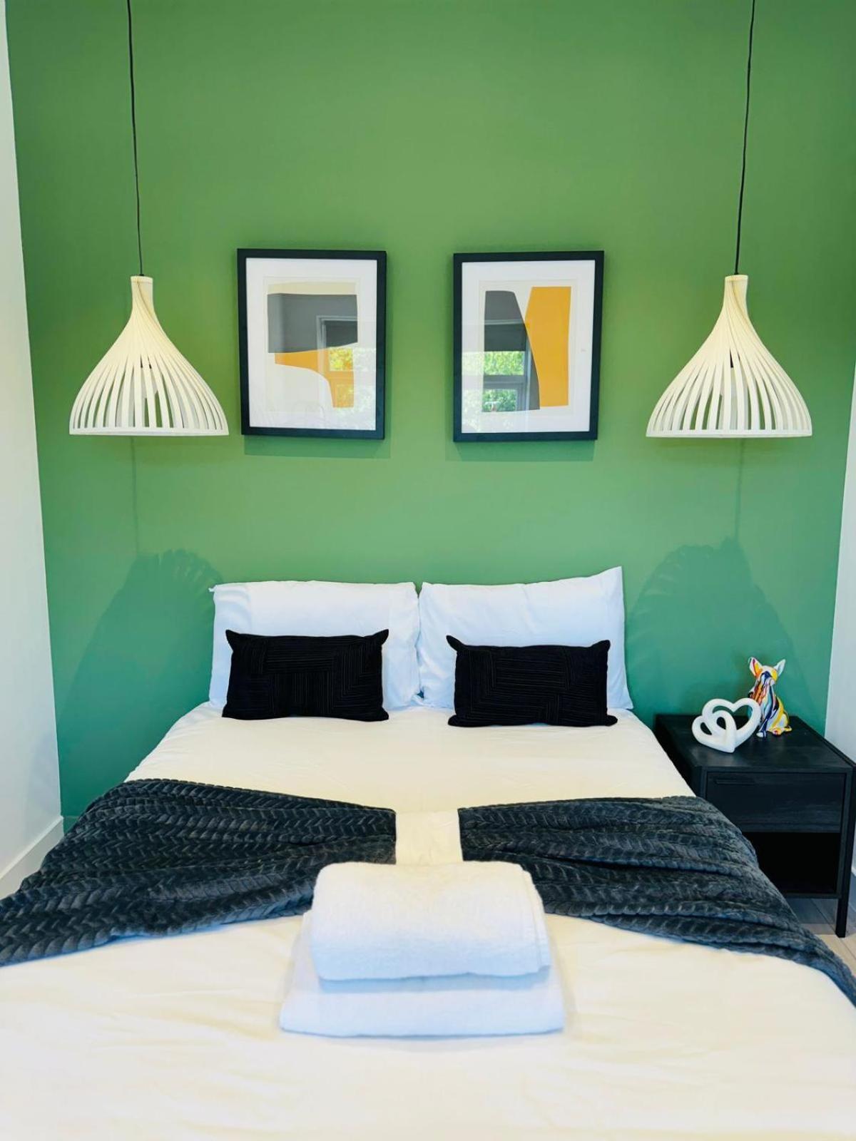 Center Next To Westfield Shopping & Attractions Guest house London