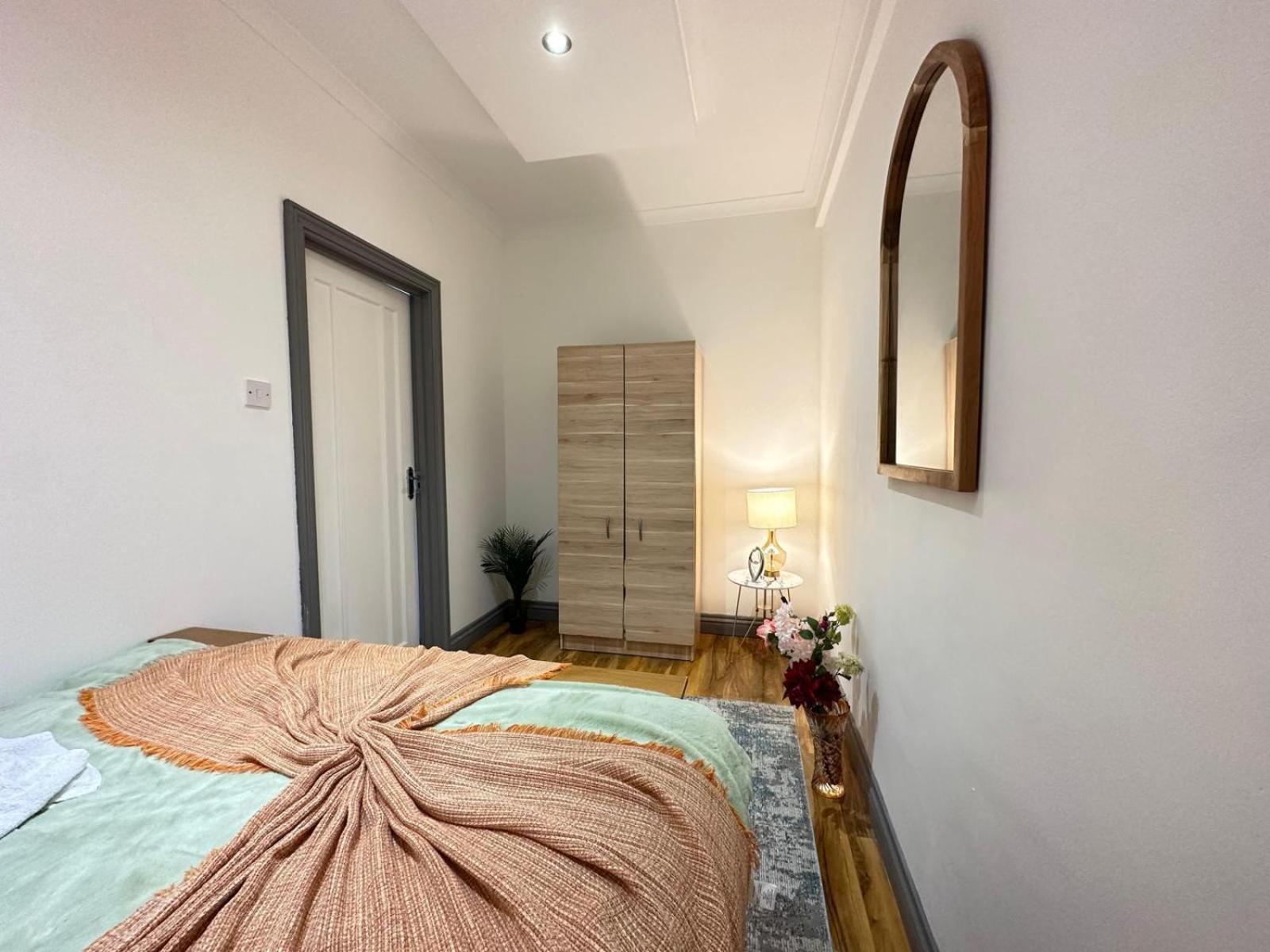 Apartment Stylish 1 Bedroom & Livingroom In Central *