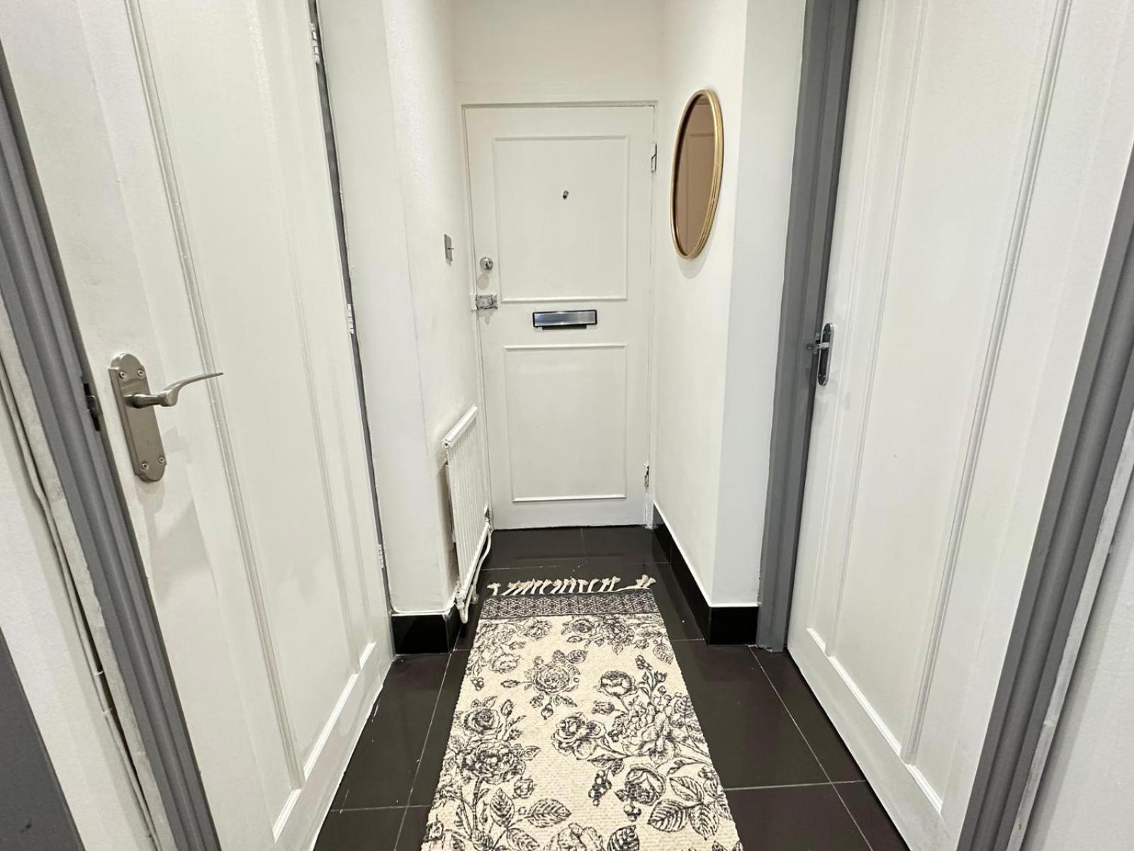 Stylish 1 Bedroom & Livingroom In Central Apartment *