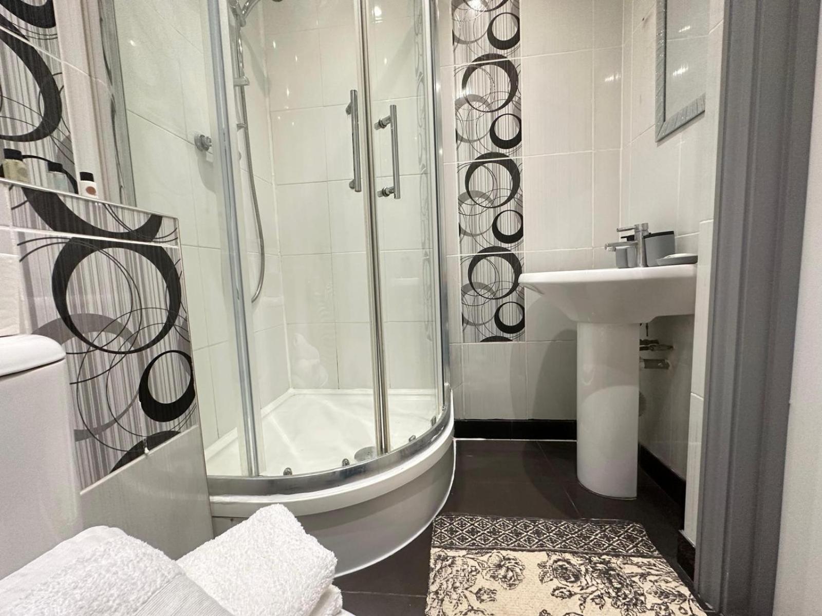 Stylish 1 Bedroom & Livingroom In Central Apartment *