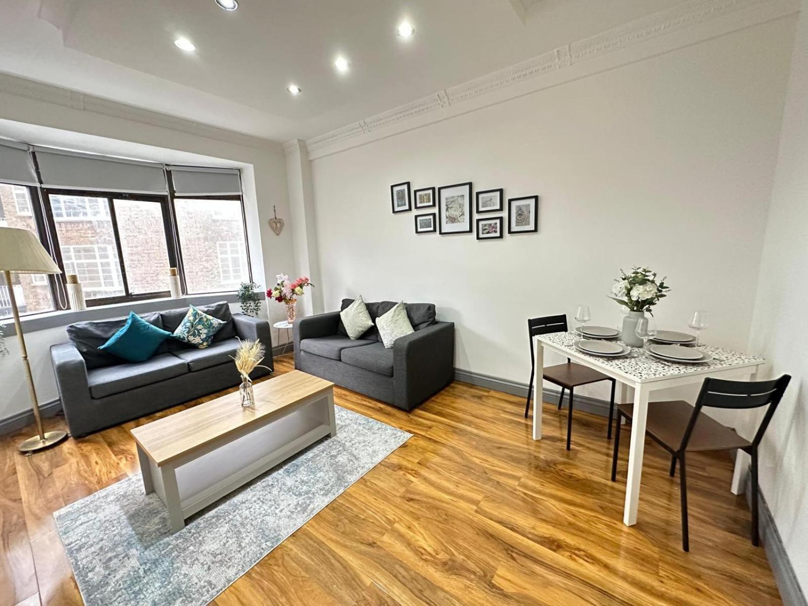 Stylish 1 Bedroom & Livingroom In Central Apartment
