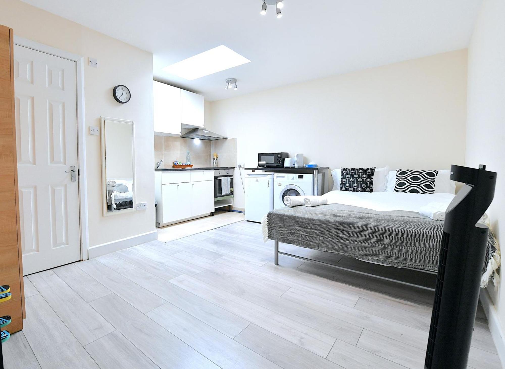 Apartment Seven Sister *