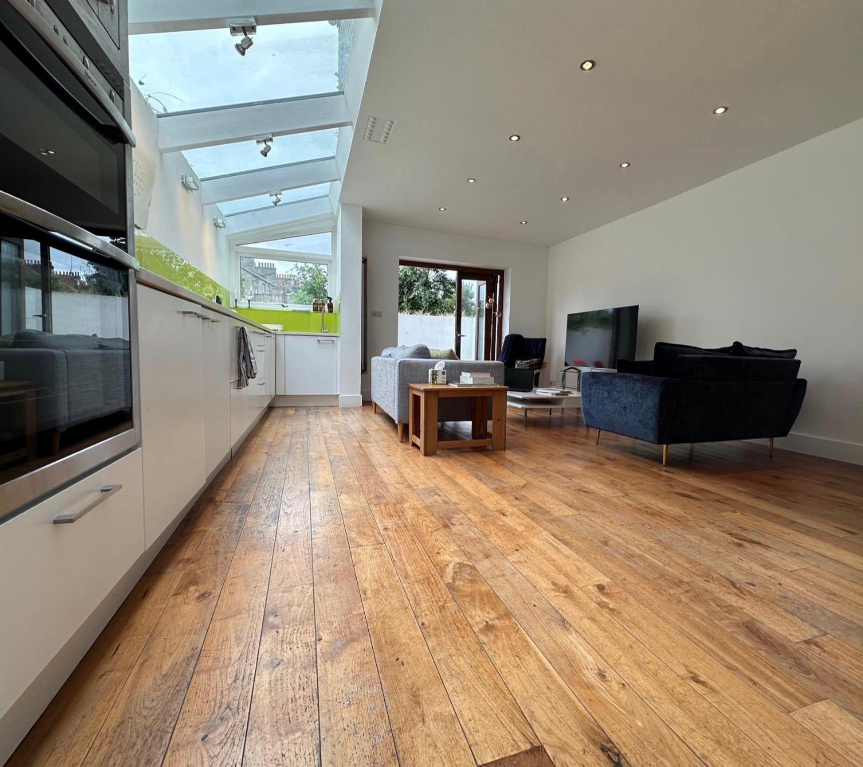 Stunning 3 Bed Apartment *