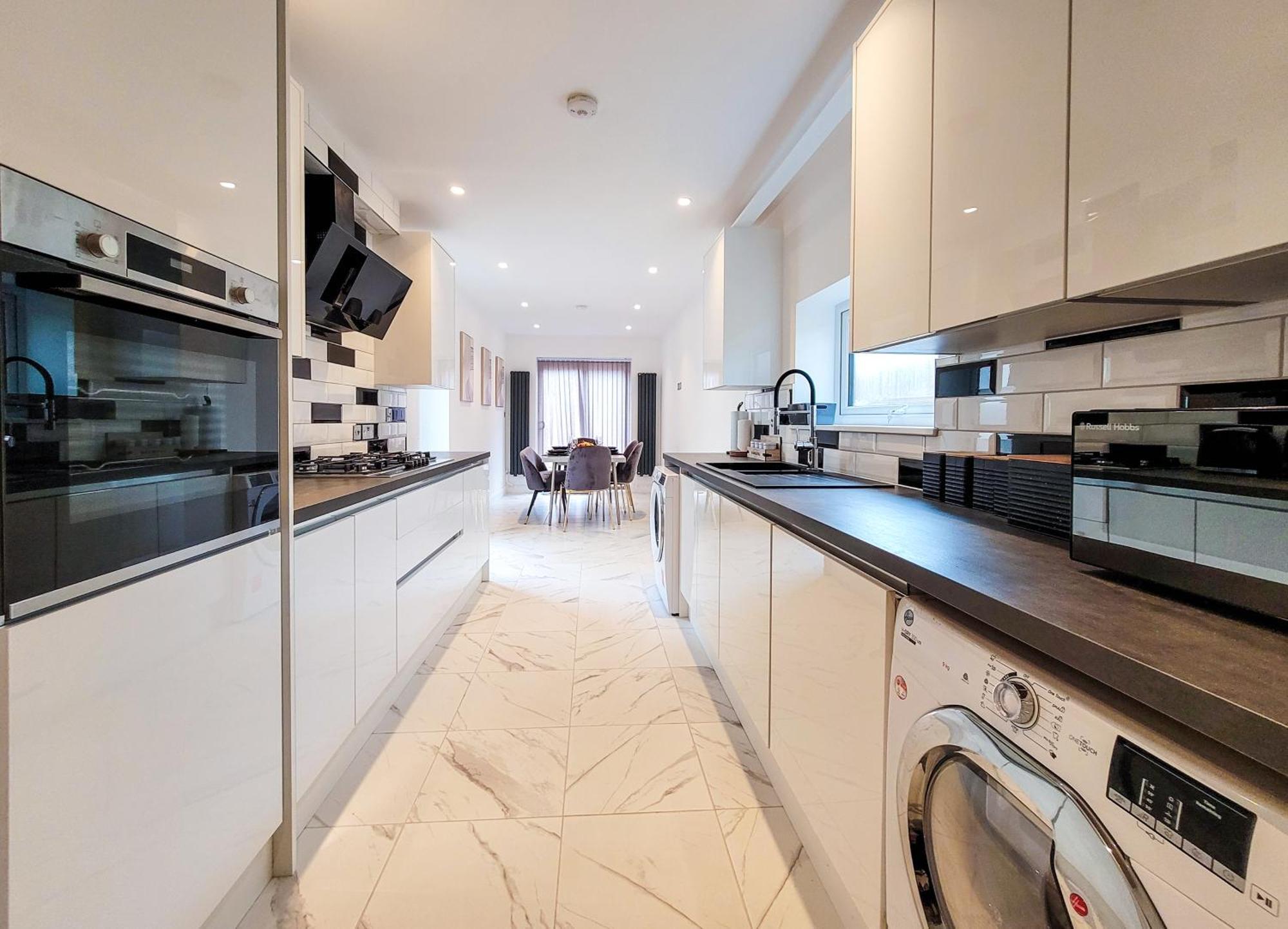 4 Bed 2 Bath Spacious House With 2 Driveway Parking In Ilford Holiday home London