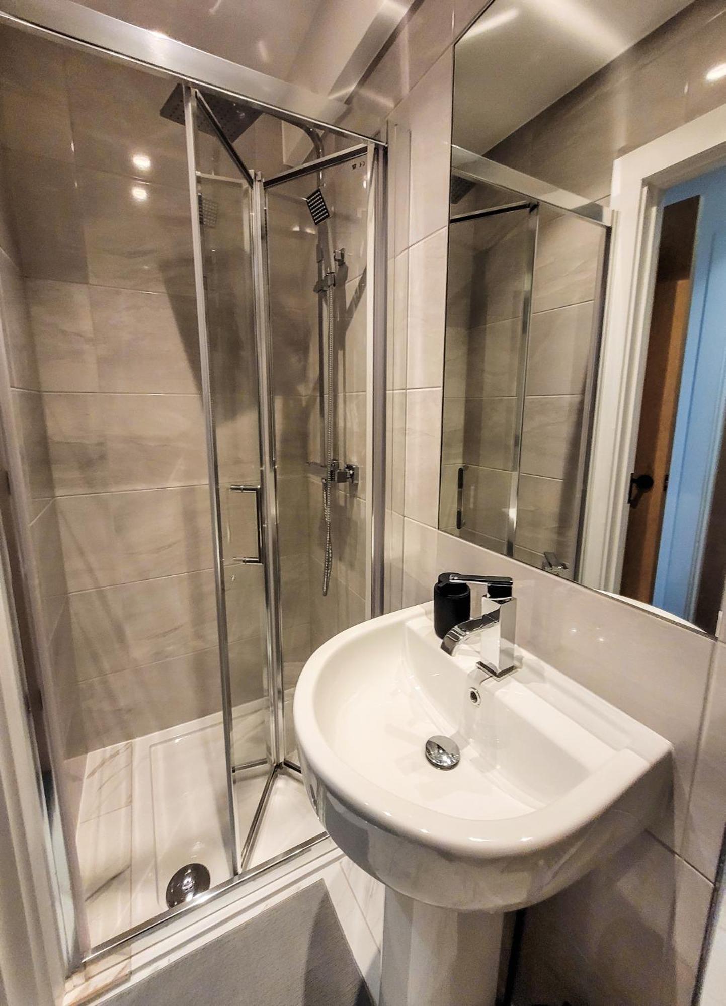 4 Bed 2 Bath Spacious House With 2 Driveway Parking In Ilford Holiday home *
