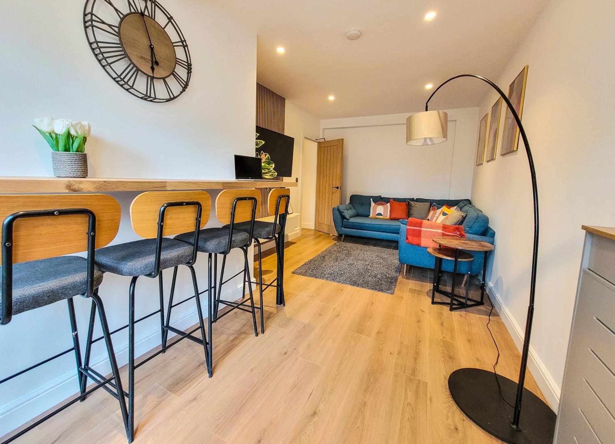 4 Bed 2 Bath Spacious House With 2 Driveway Parking In Ilford *