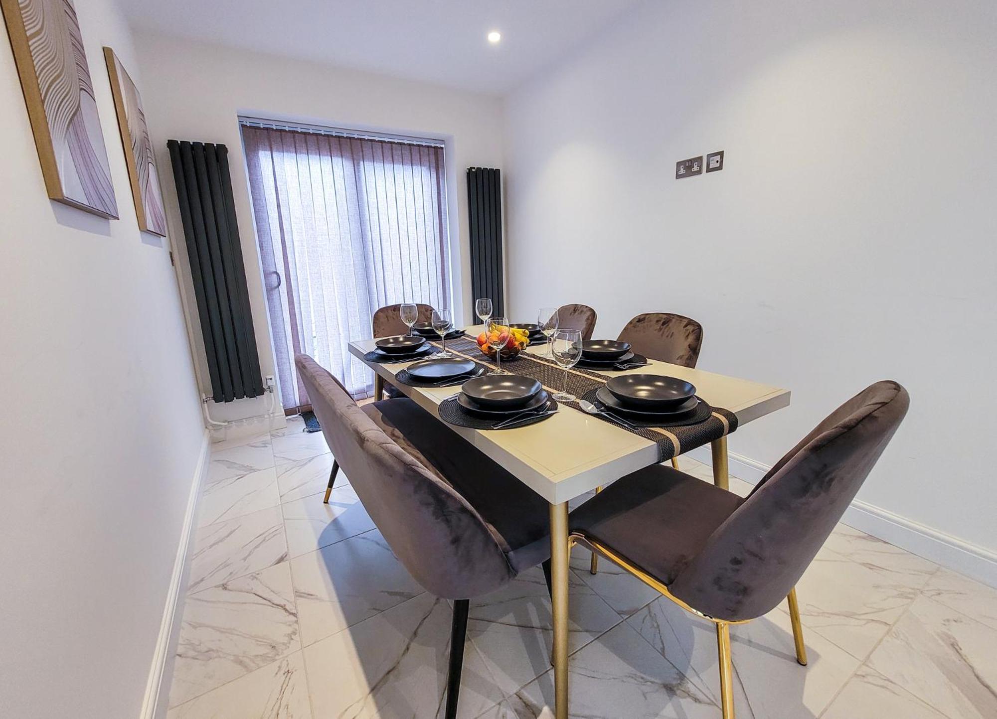 4 Bed 2 Bath Spacious House With 2 Driveway Parking In Ilford Holiday home