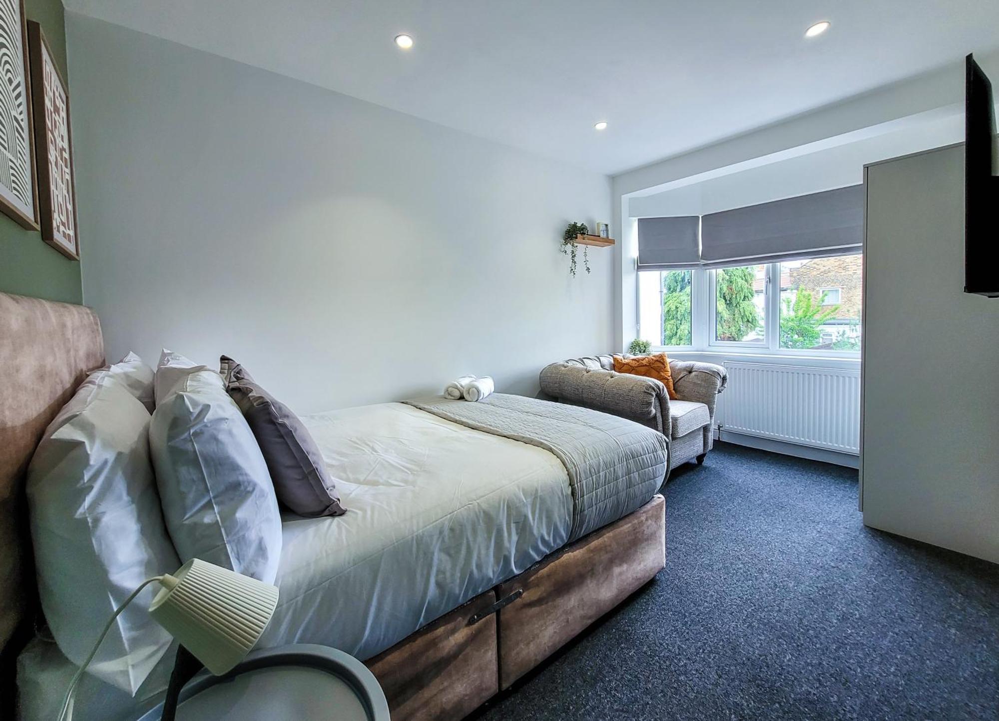 Holiday home 4 Bed 2 Bath Spacious House With 2 Driveway Parking In Ilford *