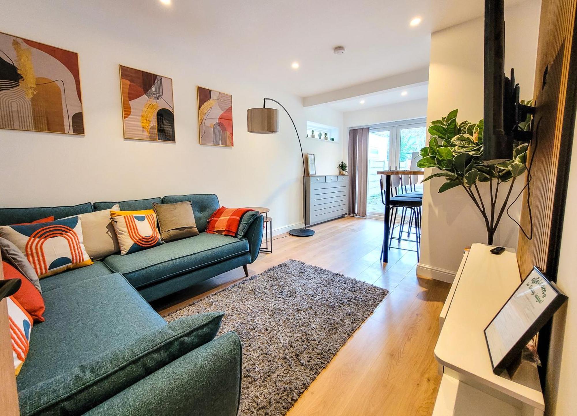 4 Bed 2 Bath Spacious House With 2 Driveway Parking In Ilford Holiday home London