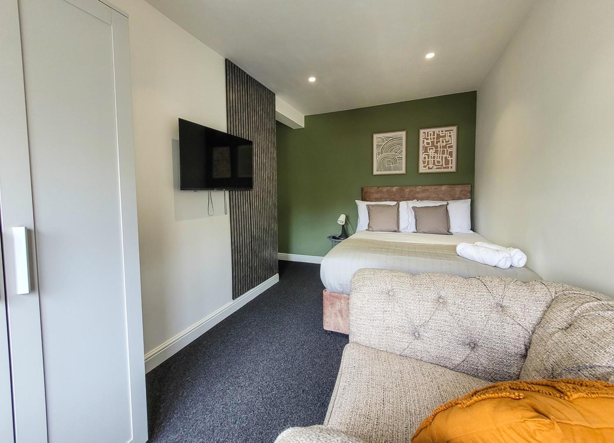 4 Bed 2 Bath Spacious House With 2 Driveway Parking In Ilford *
