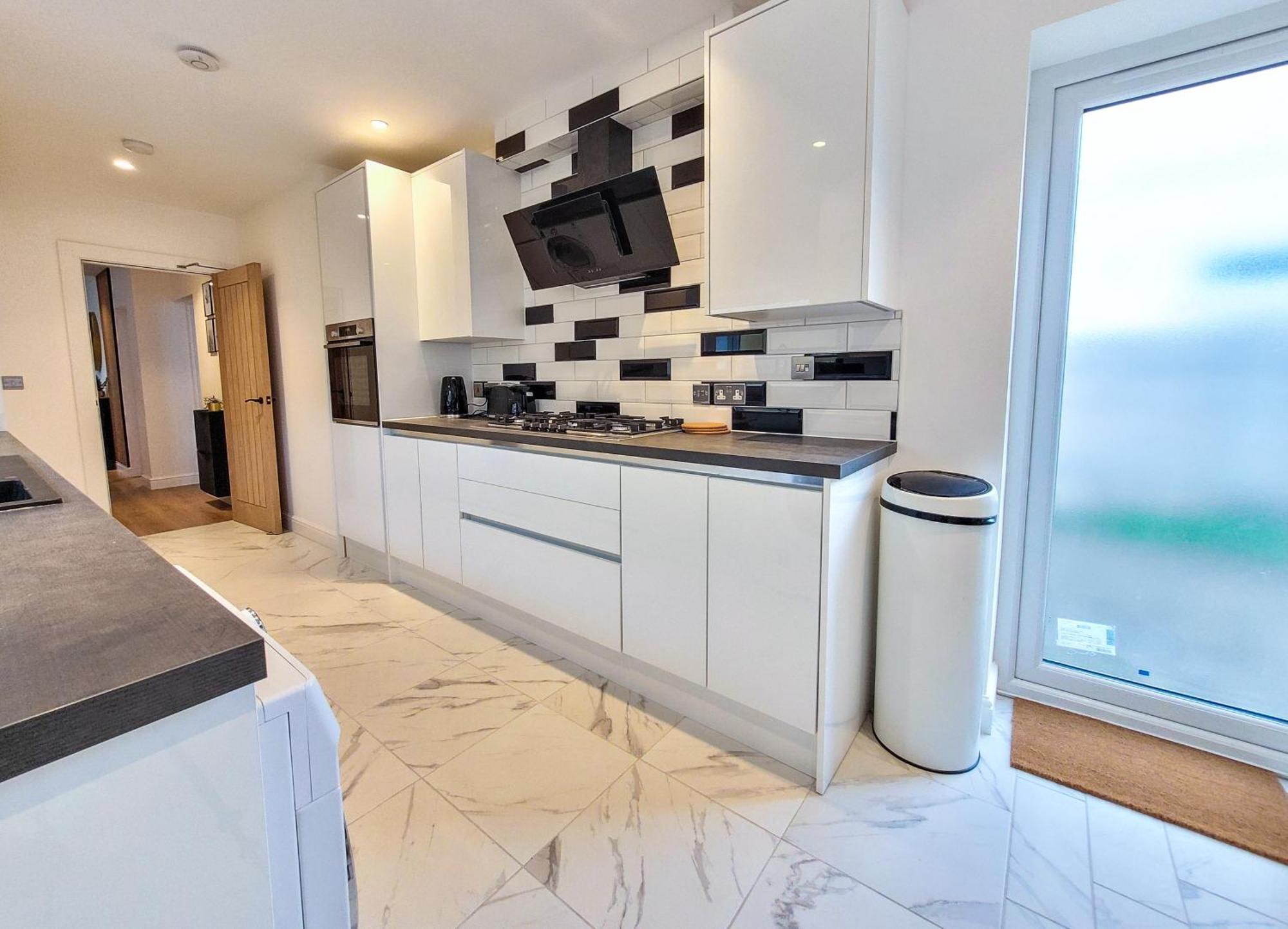 4 Bed 2 Bath Spacious House With 2 Driveway Parking In Ilford *