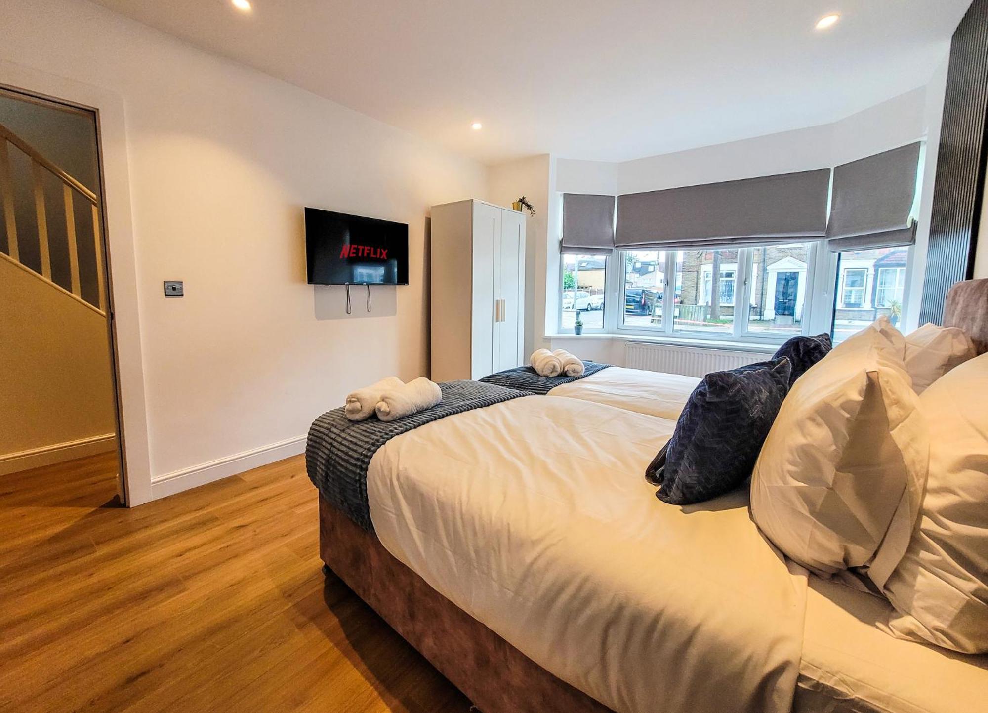 4 Bed 2 Bath Spacious House With 2 Driveway Parking In Ilford