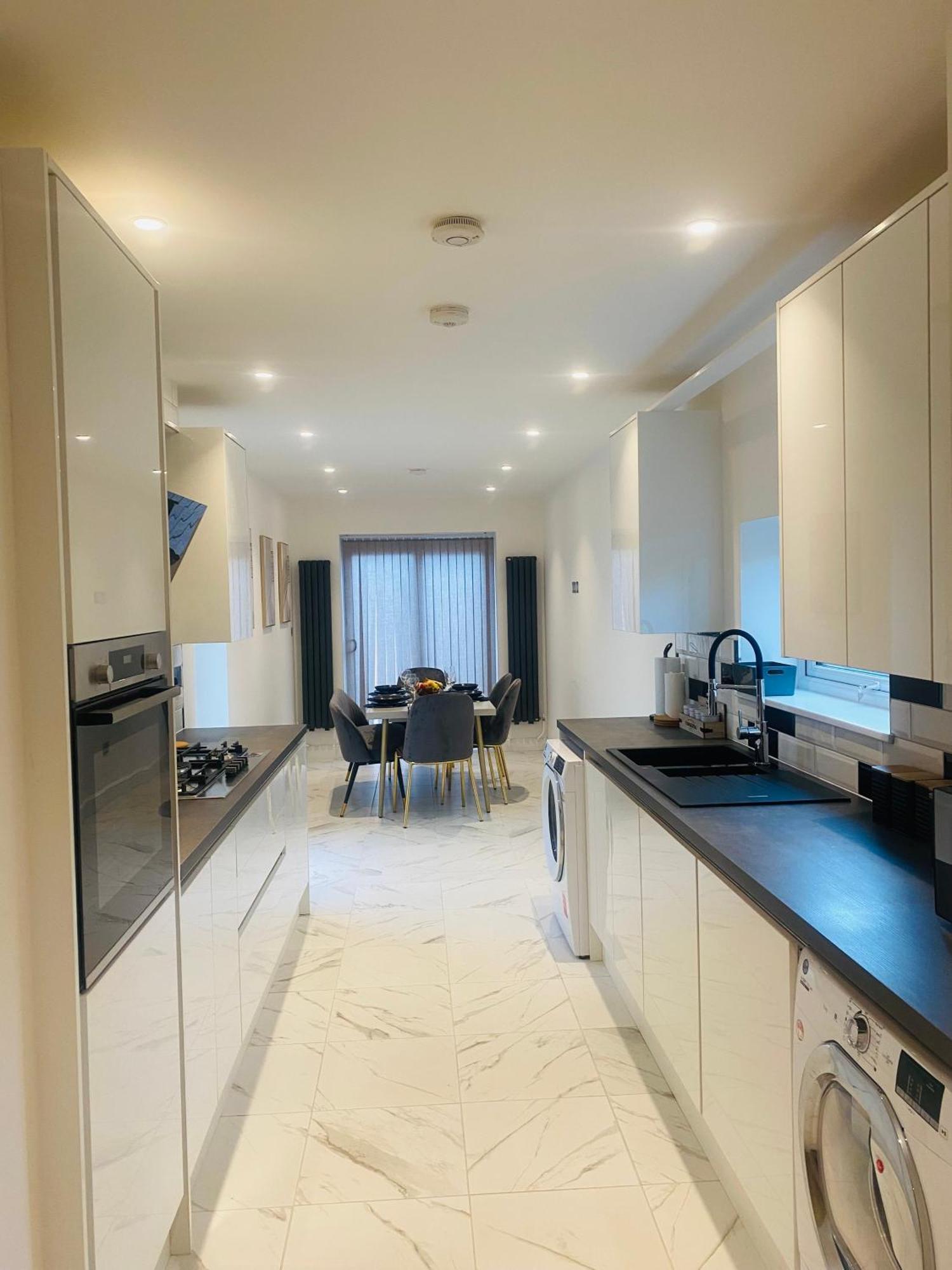 Holiday home 4 Bed 2 Bath Spacious House With 2 Driveway Parking In Ilford London