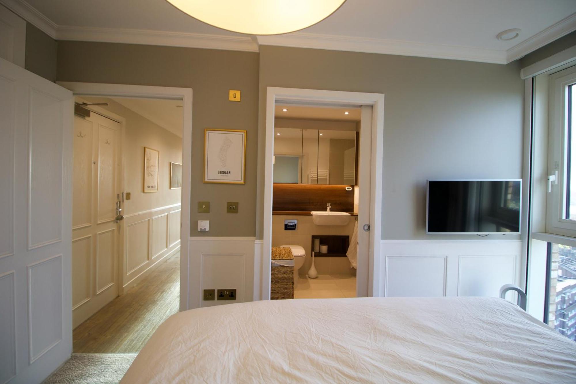 Luxury Surrey Quays Apartment