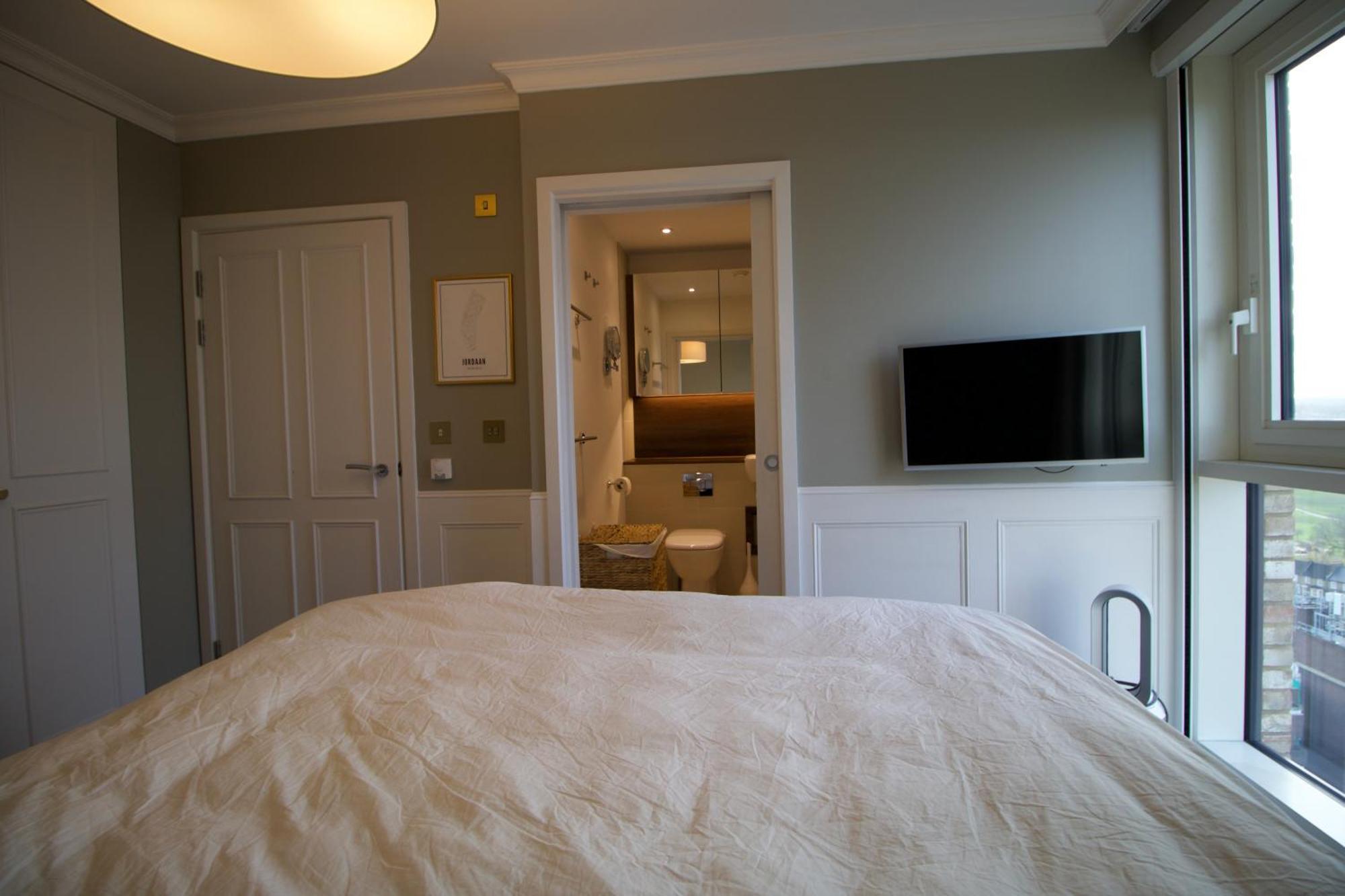 Luxury Surrey Quays Apartment *