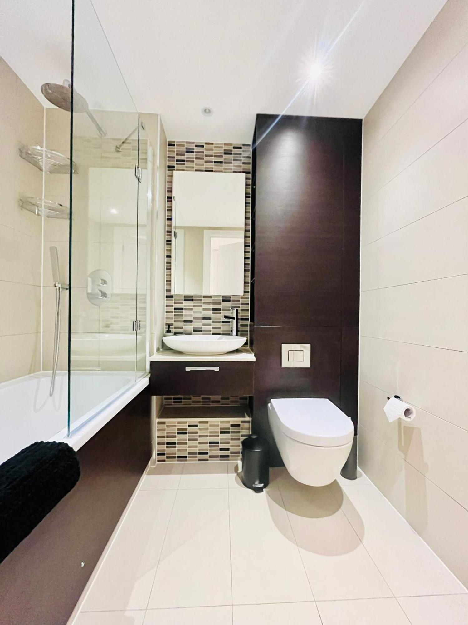 Modern Canary Wharf - Prime For Business & Family - Near Tube Access Apartment London