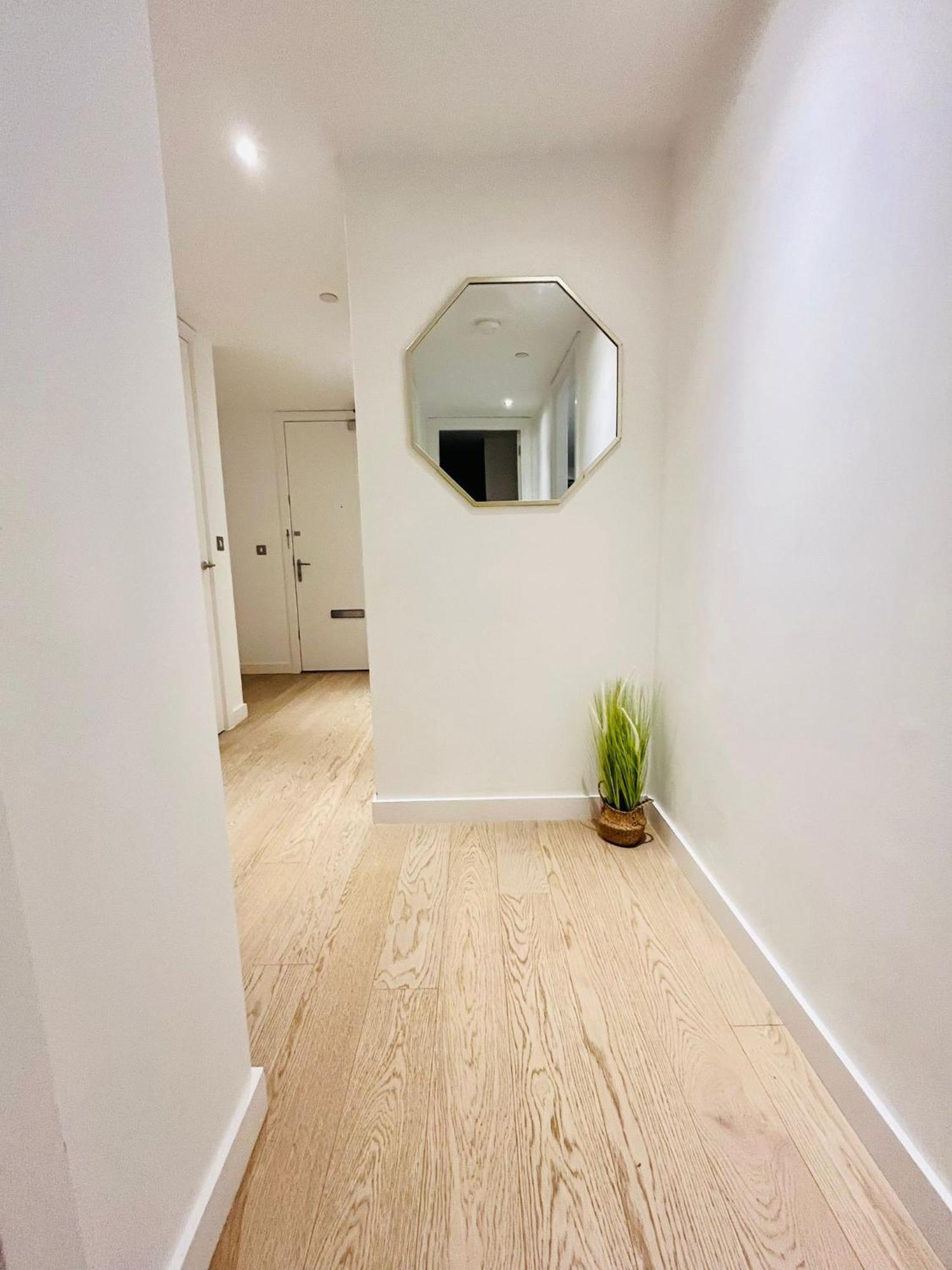 Modern Canary Wharf - Prime For Business & Family - Near Tube Access *