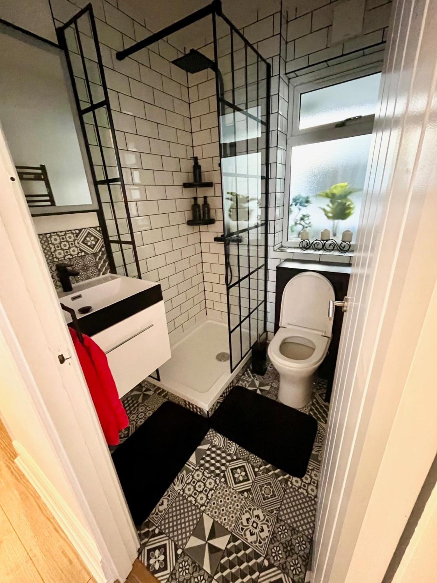 Newly Refurbished ,chic, Attractive 3 Bedroom Flat Apartment *
