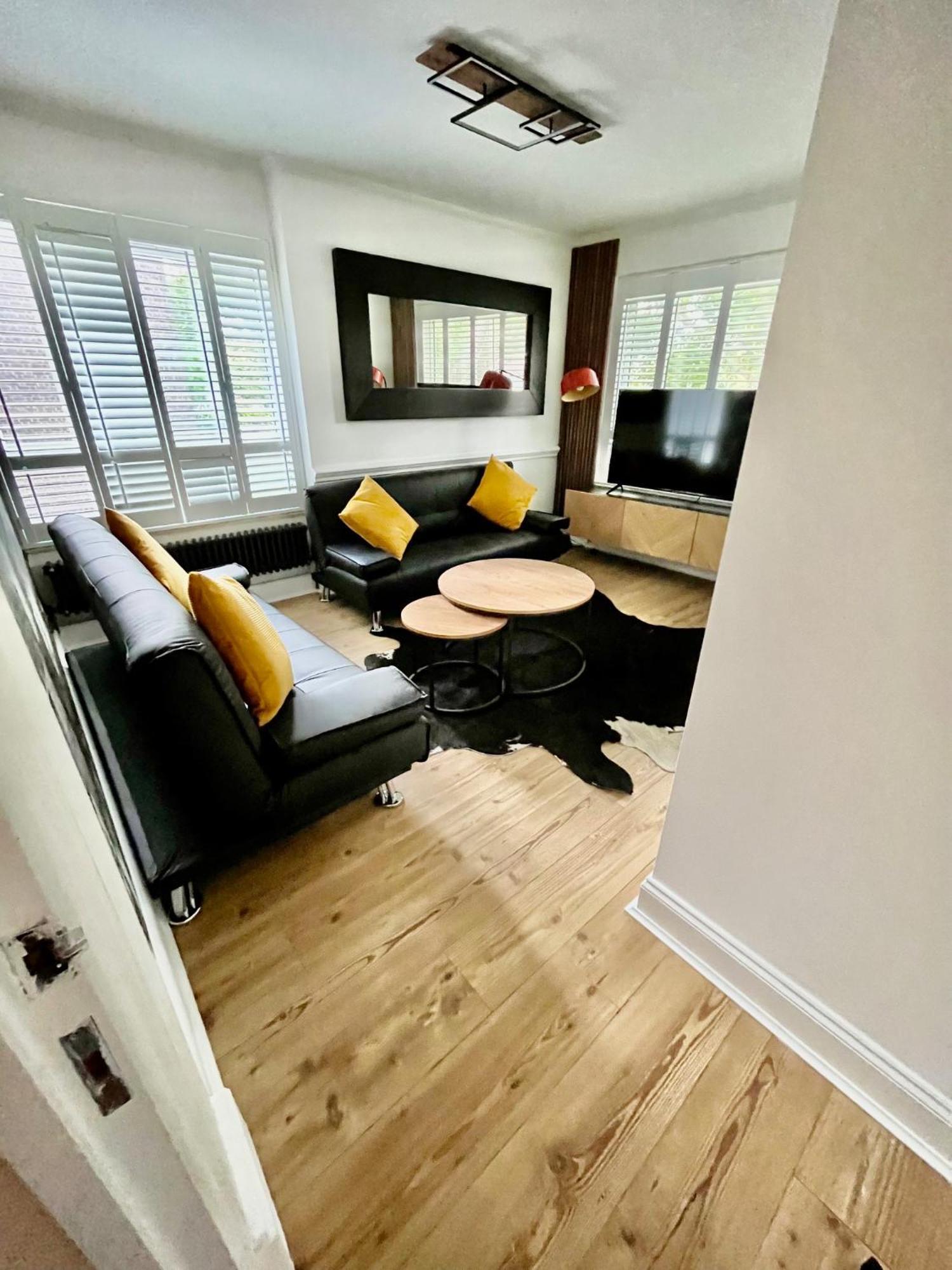 Apartment Newly Refurbished ,chic, Attractive 3 Bedroom Flat