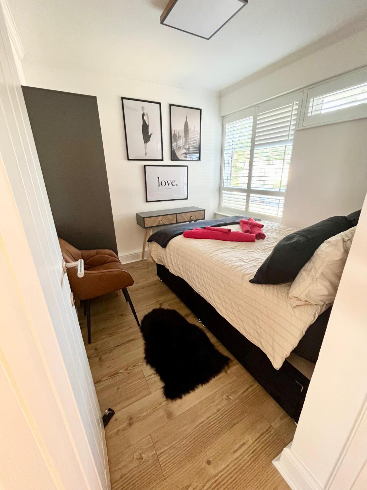 Newly Refurbished ,chic, Attractive 3 Bedroom Flat Appartement *