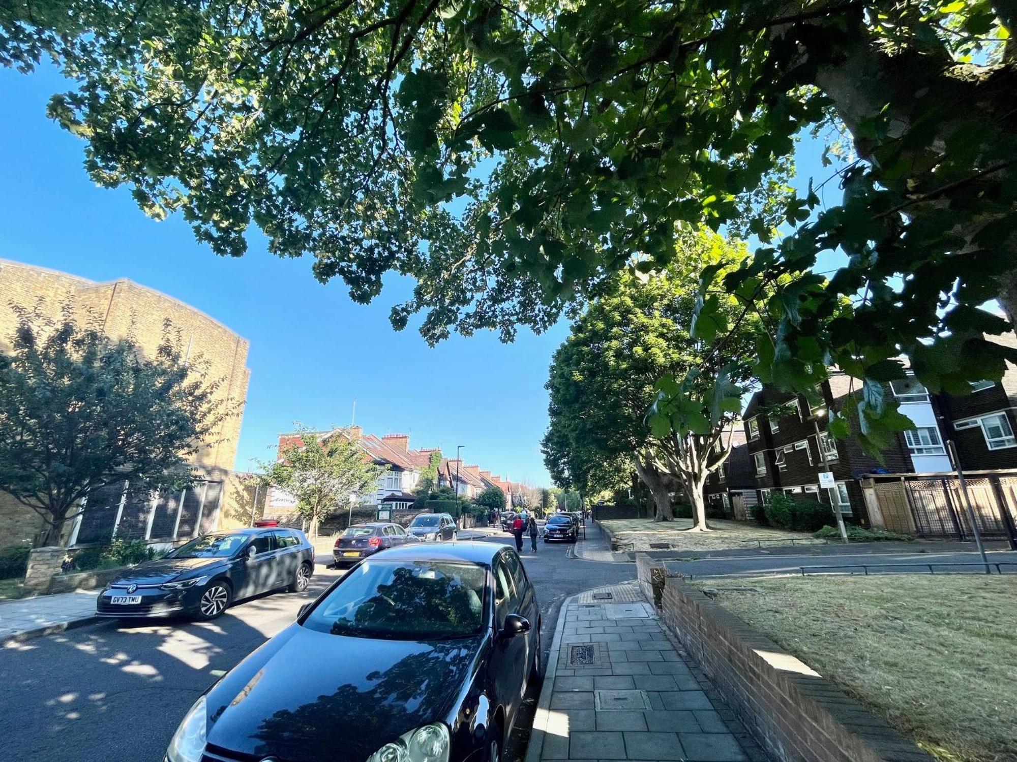 Newly Refurbished ,chic, Attractive 3 Bedroom Flat Apartment London