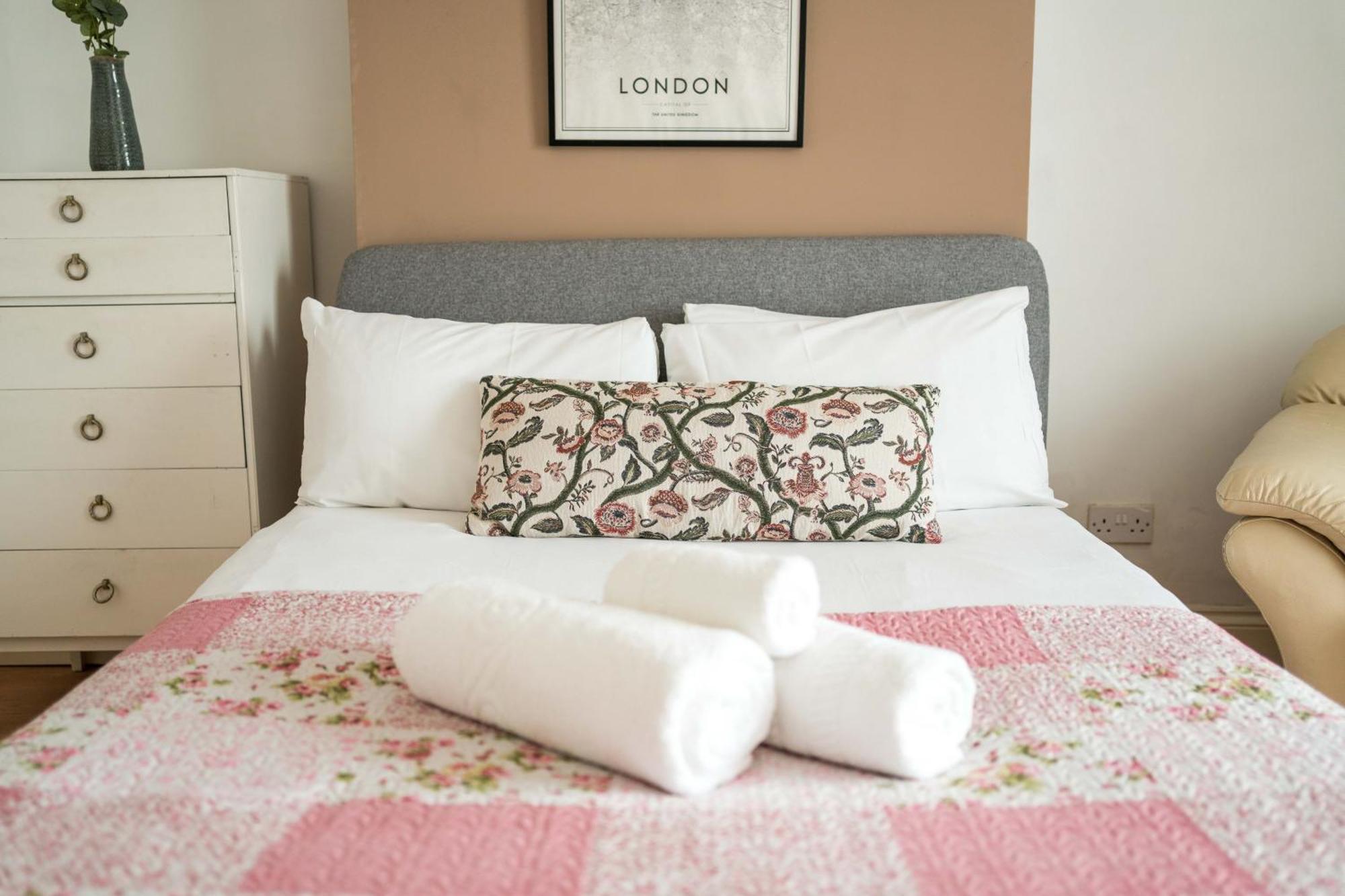 Stylish Penthouse For 6 In Woolwich! London