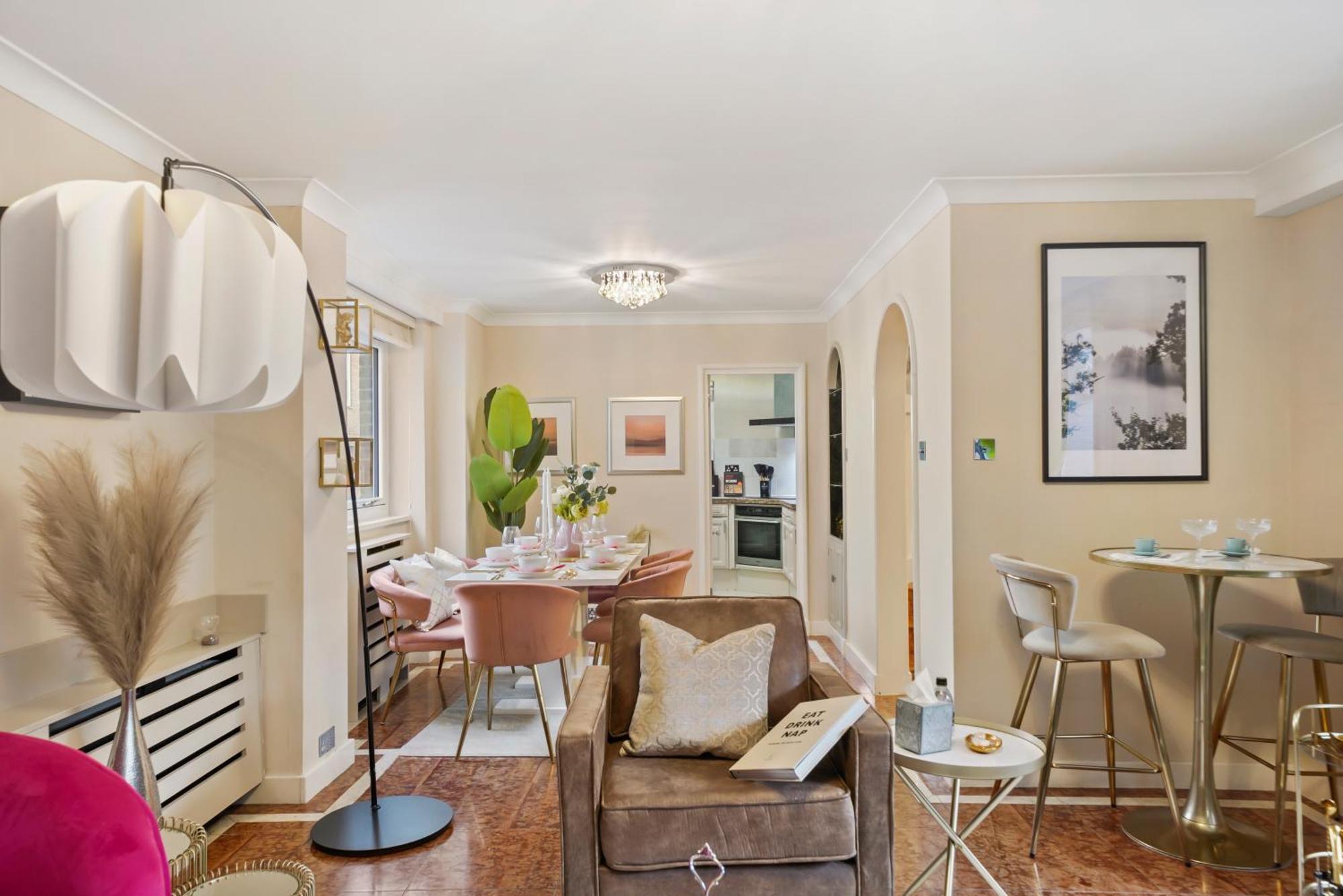 Mews House With Private Patio & Parking Holiday home