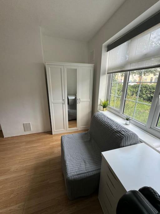 Apartment Lovely 3-bed 20 Mins To *