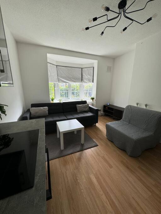 Apartment Lovely 3-bed 20 Mins To *