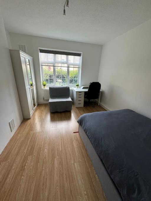 Lovely 3-bed 20 Mins To * London