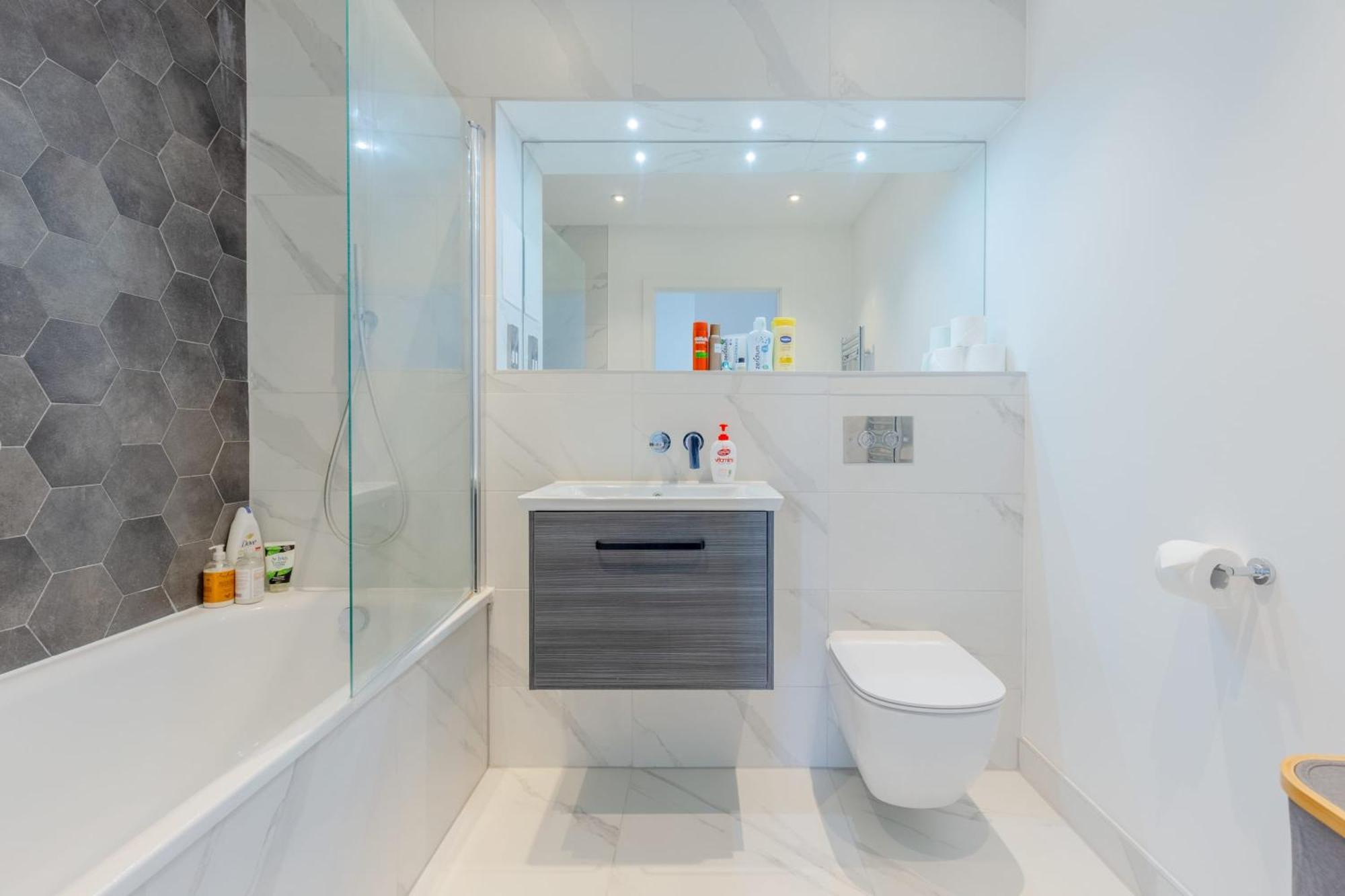 Chic 2bd Flat With Private Balcony In Battersea Apartment